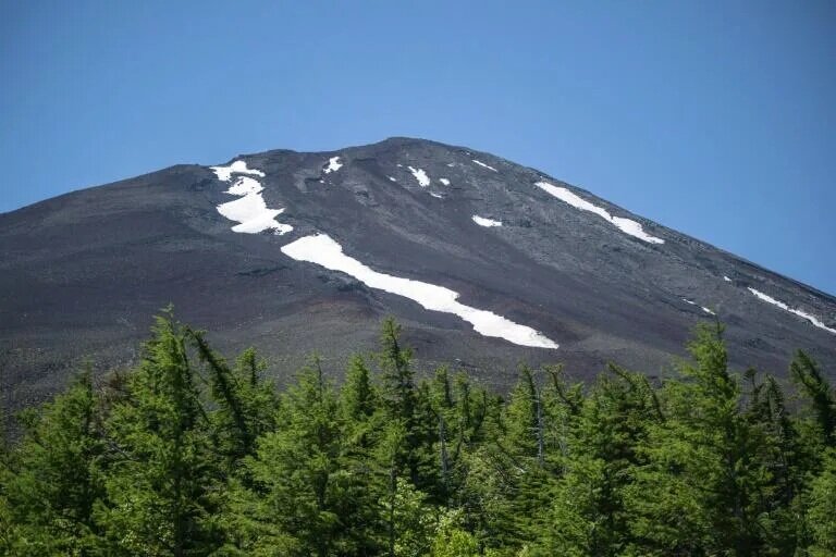 富士山火山口3人無呼吸心跳 日警研判為登山客.jpg