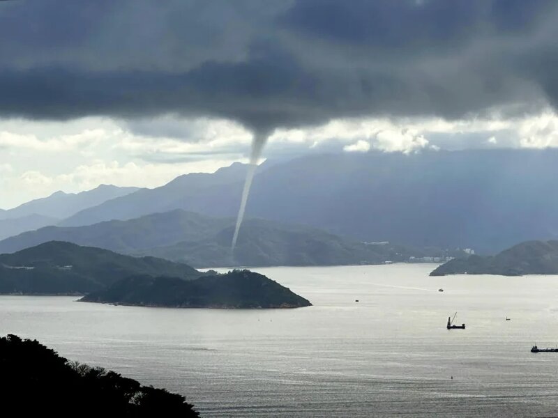 天文台： 港島以西海域下午約4時53分有水龍捲報告.jpg