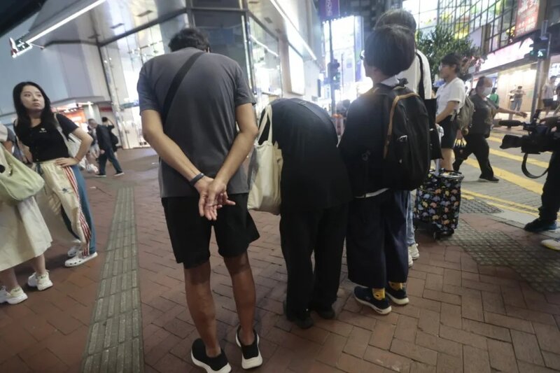 1 晚上有市民在祟光百貨門口鞠躬，隨即被警方截查。.jpg