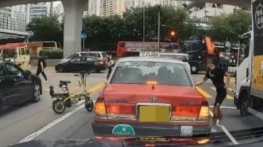 電動單車男疑不滿的士切線，強行開車門疑發生拉扯。(車cam L(香港群組)@FB).jpg