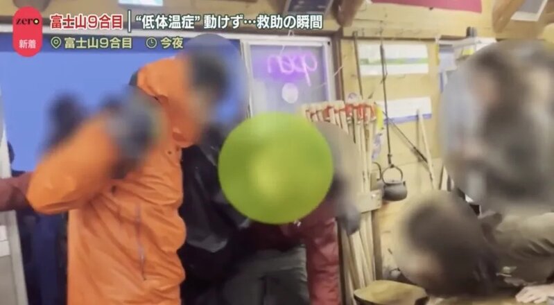 3  進入山間小屋後，眾人把傷者躺着，再以熱飲及暖毛巾治理。.jpg