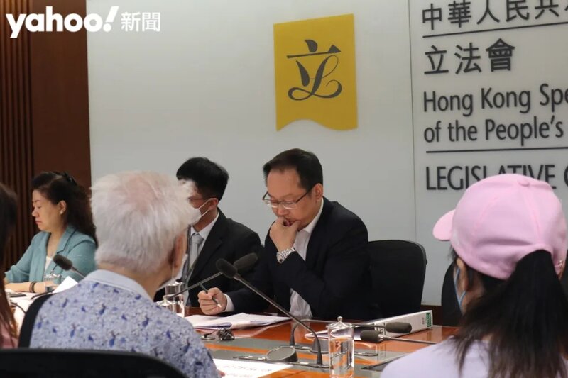 5 立法會議員陳學鋒代表接受申訴文件，指政府與協會的目標一致，會將市民意見轉交政府處理。.jpg