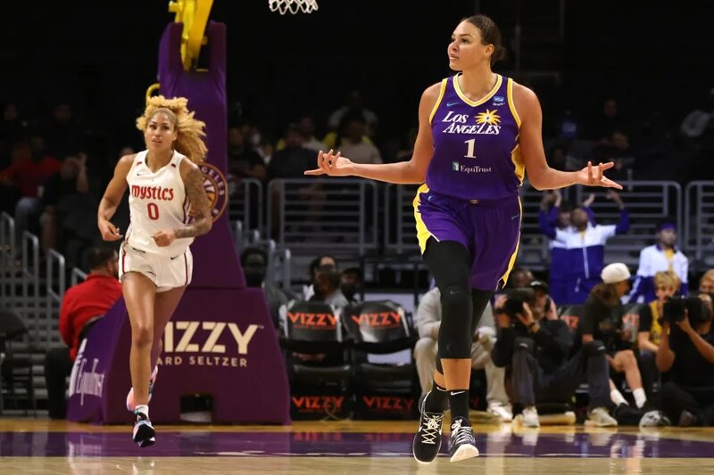 4 曾參與過美國WNBA的32歲的澳洲籃球運動員Liz Cambage（右），也代表澳洲國家隊參與.jpg