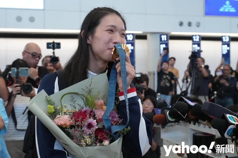 1 江旻憓為港隊取得金牌，即使早在清晨抵港也吸引大批市民和傳媒到場接機。.jpg