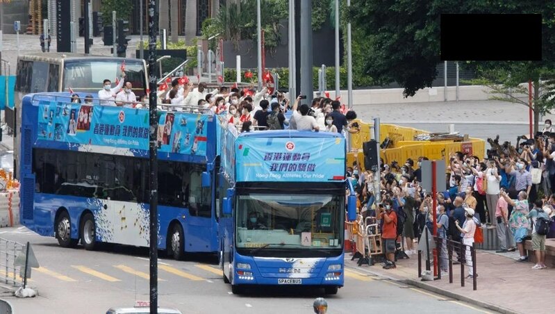 上屆東京奧運，港府與港協暨奧委會亦安排香港代表團成員早上參與巴士巡遊。.jpg