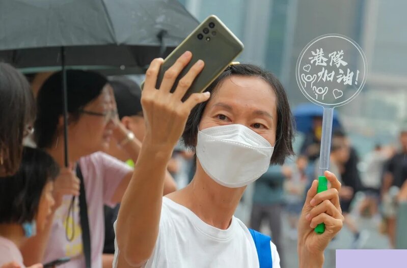 有市民拿着「港隊加油」的迷你燈牌撐場。.jpg