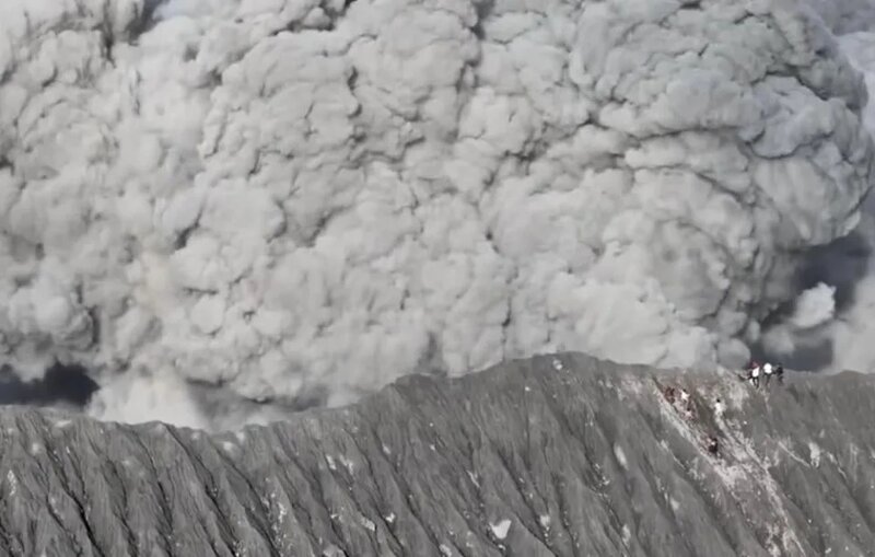 印尼多名登山客遇火山噴發 秒衝落山逃生畫面曝光.jpg