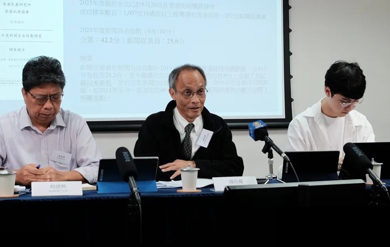 3 香港民意研究所主席鍾庭耀（圖中）指，民意研究只能針對「皮毛的東西」，社會深層問.jpg