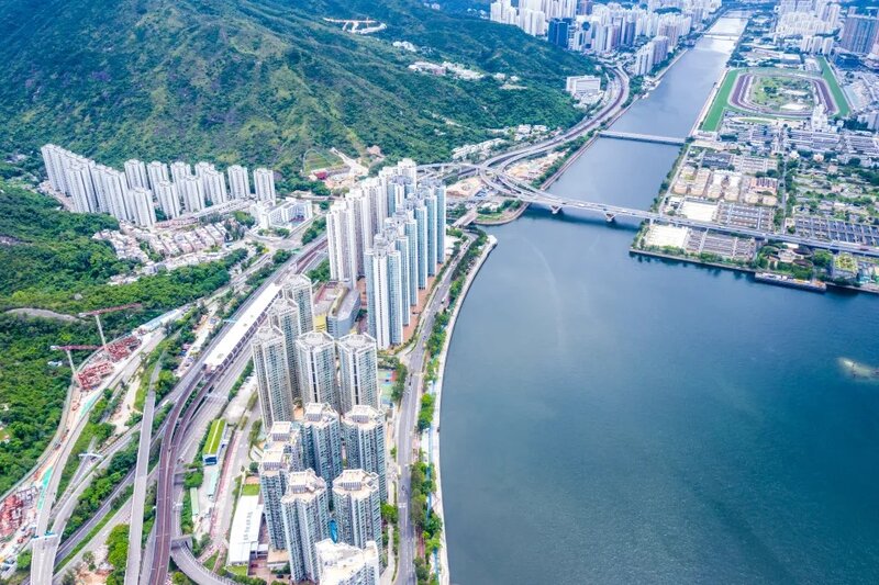 2 曉峰灣畔五幢均位處馬鞍山臨海地段，七成以上單位可享海景，步行五分鐘可達港鐵大水坑站。.jpg