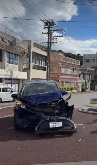 2 車頭明顯嚴重損毀，當事人們把撞車事故拍成短片上載至社交媒體。（網誌截圖）.jpg