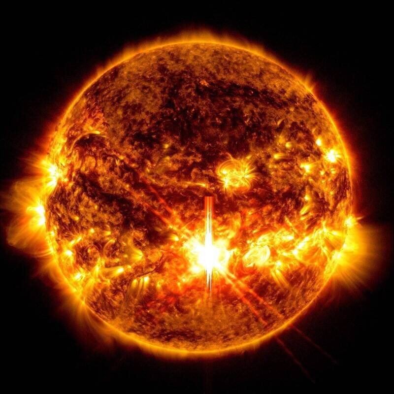 這張照片是NASA太陽動力學天文台（SDO）於2024年10月3日捕捉到的太陽閃焰影像。照片中.jpg