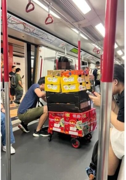 有市民攜帶多盒水果進港鐵車廂。.jpg