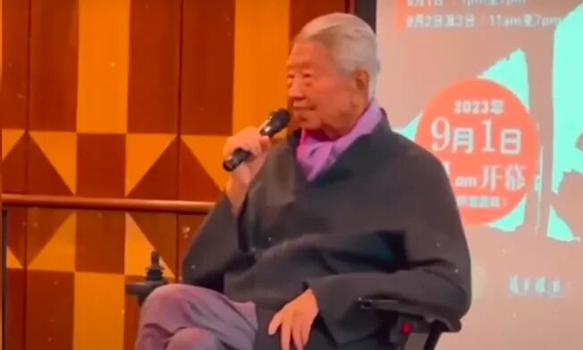 蔡瀾去年9月出席活動時仍要坐輪椅，但頭腦靈活，與現場觀眾有問有答.jpg