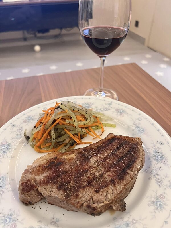 1牛扒🥩配黑松露萵筍甘筍沙律.jpg