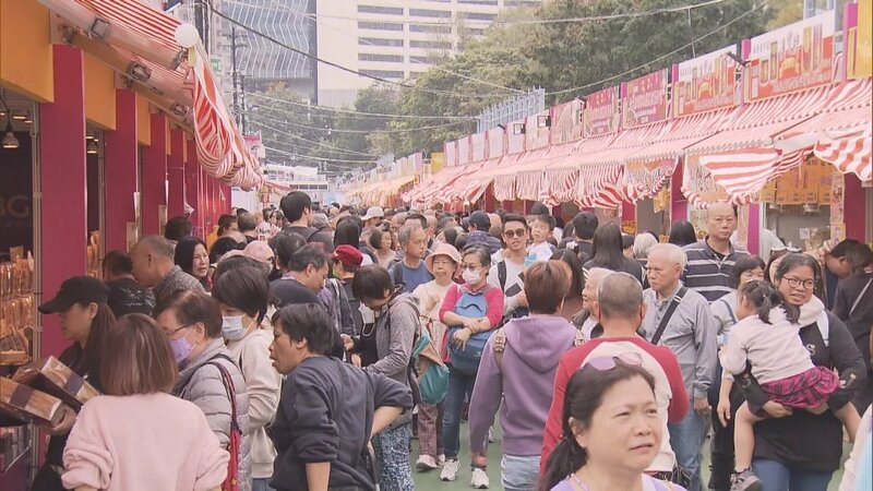 工展會拆禮物日人流暢旺 有商戶反映旺丁不旺財.jpg