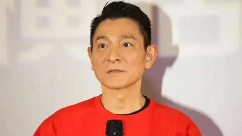 1 劉德華昨日在香港開唱又發生意外，他在3公尺高的升降台上慘摔，頭部已經超出舞台邊.jpg