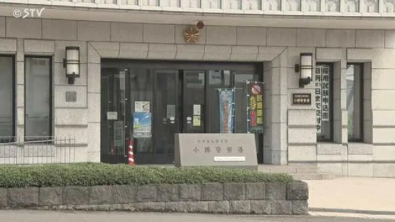 涉嫌毀壞車站窗戶的中國籍男子被警方拘捕後送往小樽警 察署。 （STV）.jpg