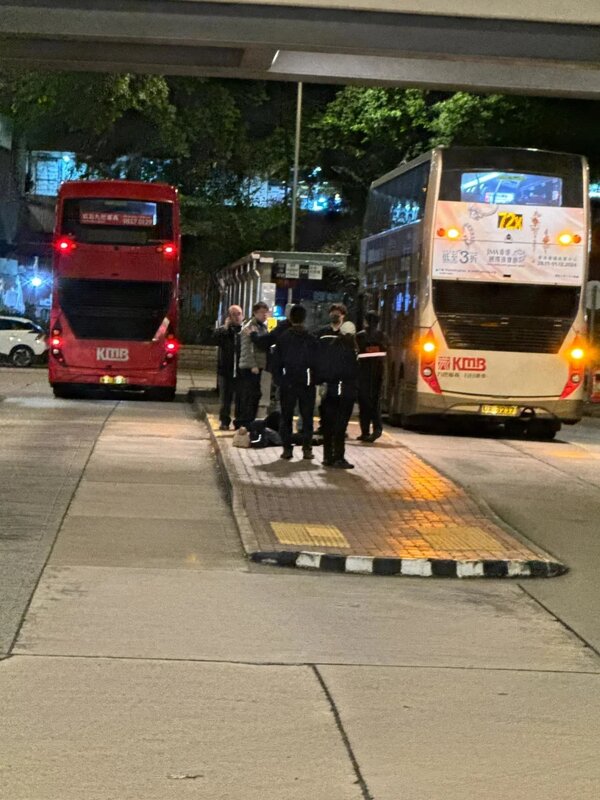 2 涉事男乘客與車長爭執，車長已即向站長求助。.jpg