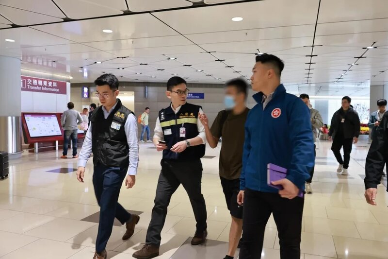 3  被禁錮港人今早搭乘航班返港，並由保安局、警隊及入境處的人員在機場接回，安全回港。.jpg