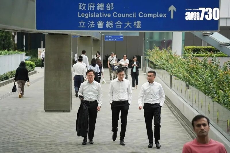 政府面對財赤，有意見要求公務員減薪.jpg
