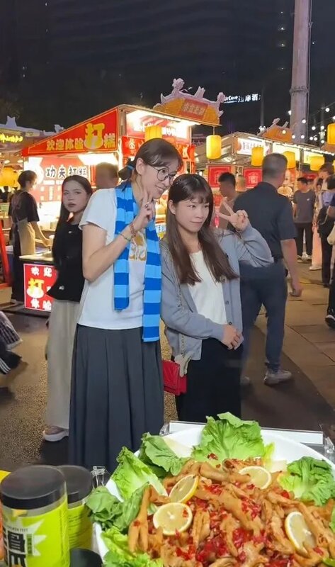 5 陳思齊擺攤時疑被認出，有人邀請她合照。.jpg