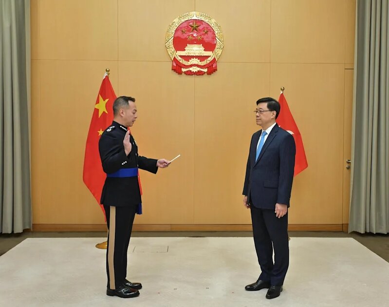 3 新任警務處處長周一鳴（左）4月2日在行政長官李家超（右）監誓下宣誓就職。（政府新聞處）.jpg