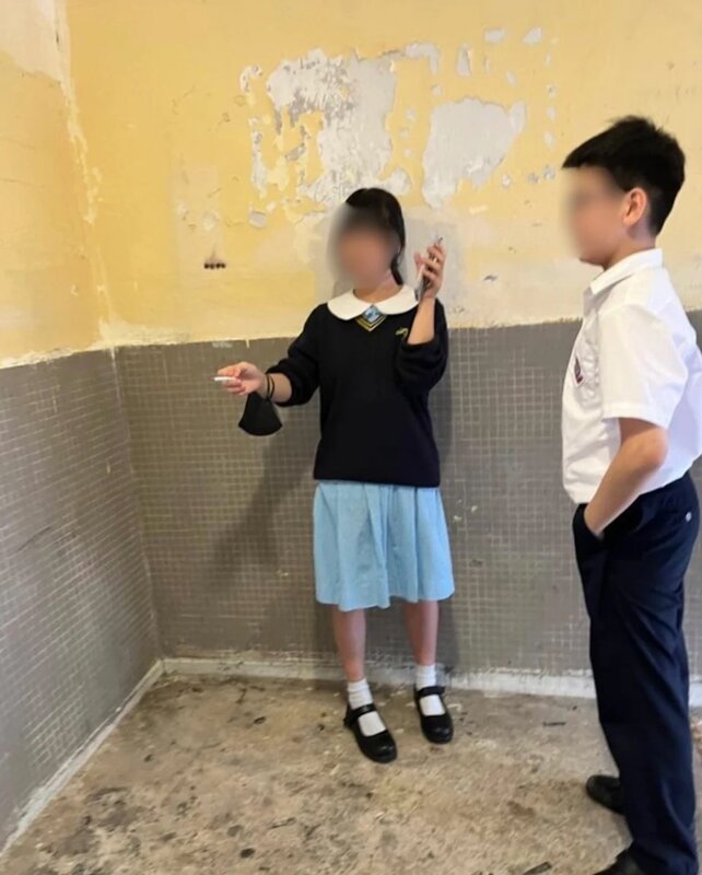 女生右手拿着香煙，香煙疑似已經燃點。.jpg