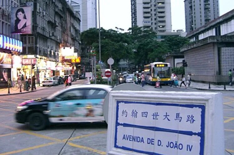 38歲姓任內地男子報案，指早前在約翰四世大馬路，被兩名身穿女裝的東南亞籍「女子」兜.jpg