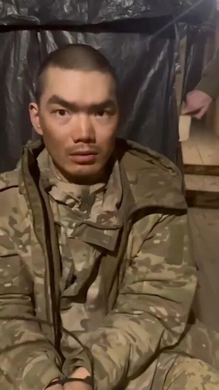 影片中，該士兵疑正解釋被俘虜前的經過。.jpg