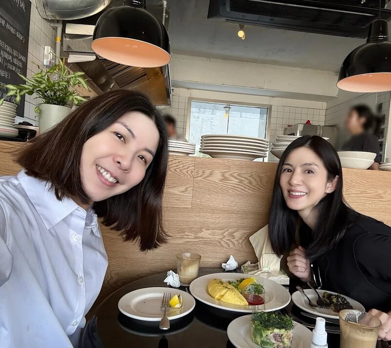 1  楊采妮（右）去到首爾同許茹芸見面.jpg