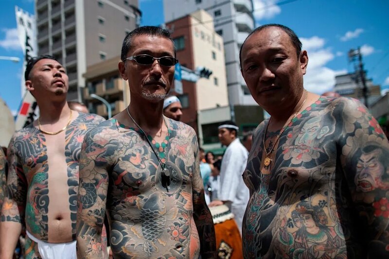 在日本，刺青經常被視為與黑幫有關，部分公共場所如泳池及溫泉，至今仍禁止有刺青者進入。.jpg