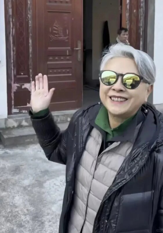 2 梁雁翎現時跟丈夫定居於北京，經常在國內出遊，享受生活。.jpg