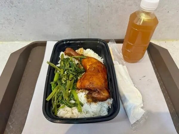 2 灣仔兩餸飯店共度時艱，推出「股災價」8元雞髀餐(香港兩餸飯關注組圖片).jpg