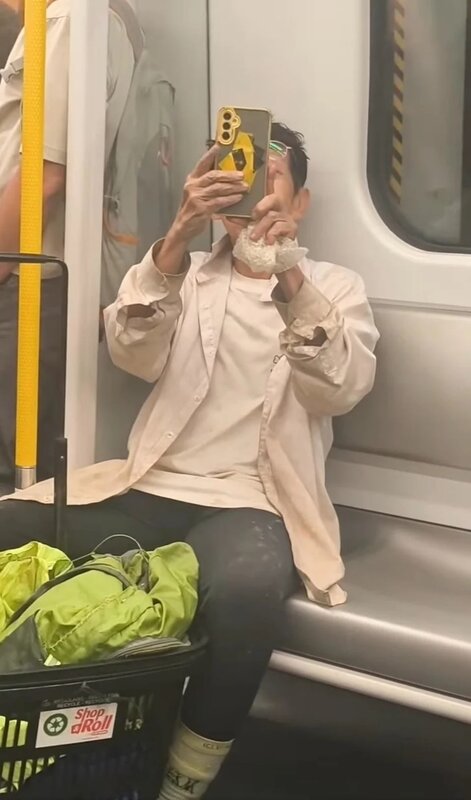 2 其後婆婆在對面座找到空位坐下，拿出手機反拍少女。(網片截圖).jpg