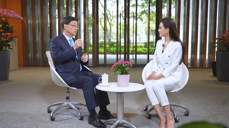 李家超上任近三年僅放兩天全日假 最享受與兩歲孫一起睡.jpg