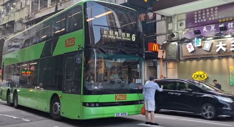 社交平台流傳影片，一名短褲男子在長沙灣青山道擋在一輛往尖沙咀碼頭的6號線九巴前，.jpg