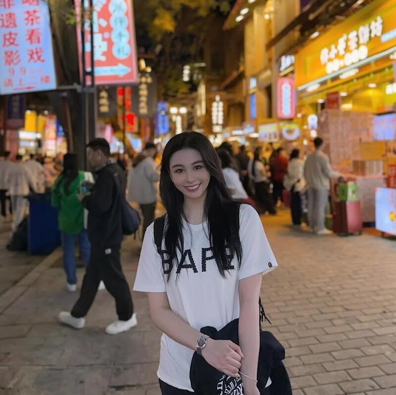 5 沈月遺傳了媽媽的美貌，被封為「最美星二代」。.jpg