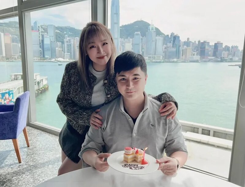 2 李泳豪45歲生日同靚老婆望住海景撐枱腳.jpg