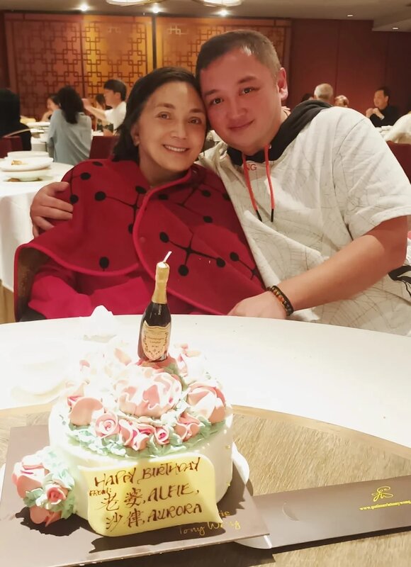 4 舊年泳豪泳漢一對孖仔生日，施明post咗同大仔泳漢食飯慶祝嘅相，未見有同豪仔慶祝.jpg