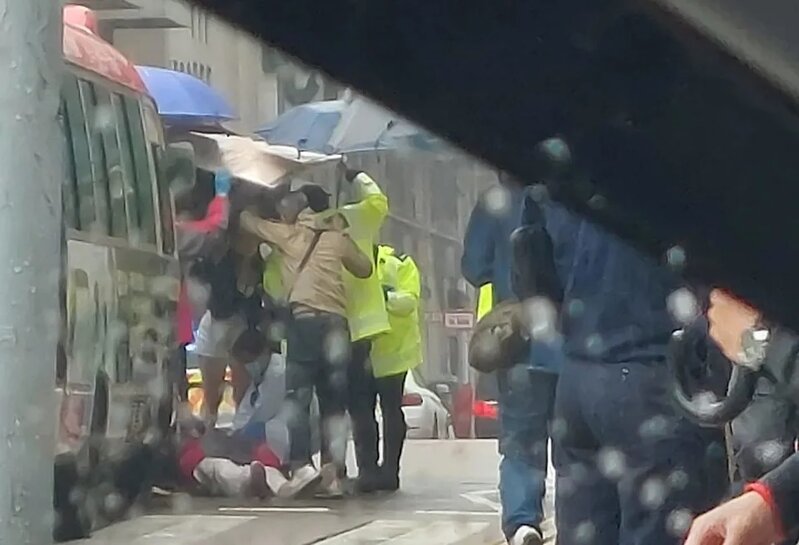 2月12日早上，紅磡差館里近觀音廟對開發宗車禍，一名約60歲女子遭紅Van撞倒。當時事發.jpg