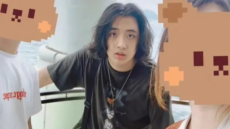吳鎮宇兒子吳費曼（如圖）長大了！16歲的他身高飆到182公分，長髮造型與幼年判若兩人.jpg