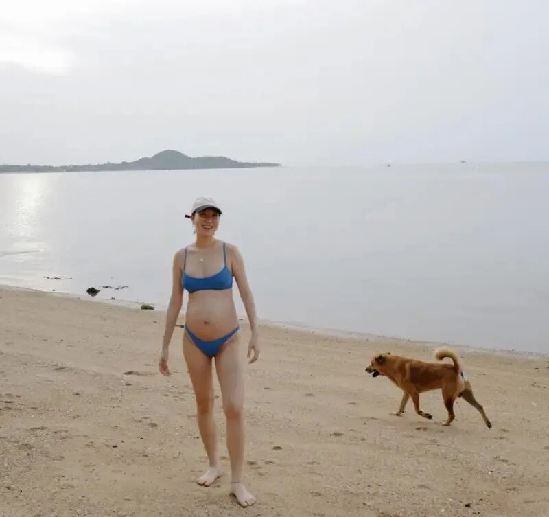 Melinda挺5個月孕肚穿比基尼仍展完美比例，網友直呼太辣。.jpg