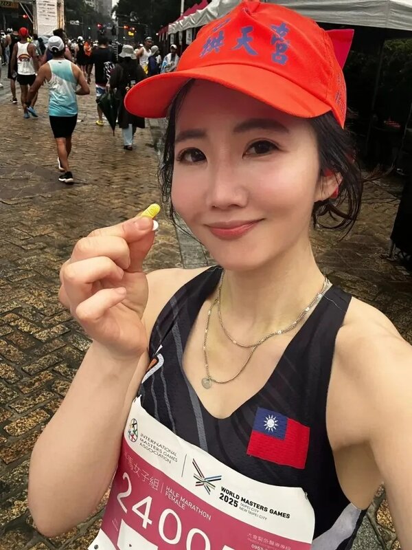 2 謝忻帶著拱天宮的帽子參加路跑，完賽後進了醫護站，讓她自嘲沒得到獎牌但得到兩顆藥。.jpg