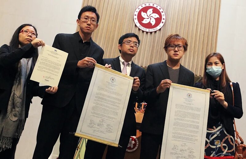 1   2014年 4 月 23 日，菲律賓政府向馬尼拉人質事件的受害者及家屬致歉。站在時任立.jpg
