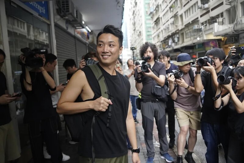 岑子杰今早於住所樓下見記者。.jpg