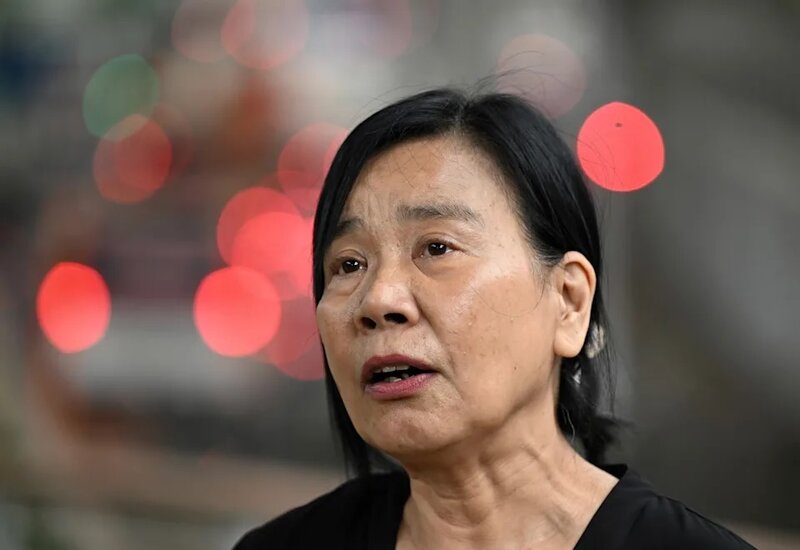 陳寶瑩在崇光外被帶上警車到灣仔警署。.jpg