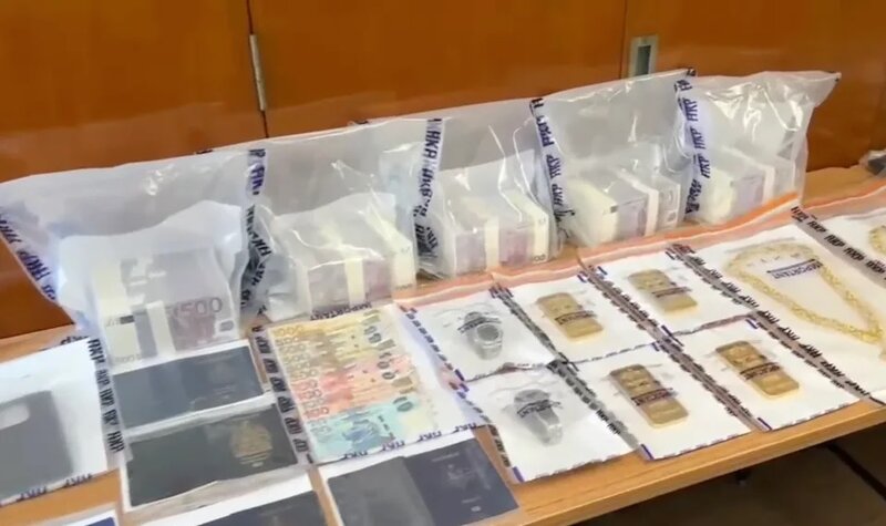警方在酒店房內起回名錶，道具偽鈔，5 本假護照等。.jpg