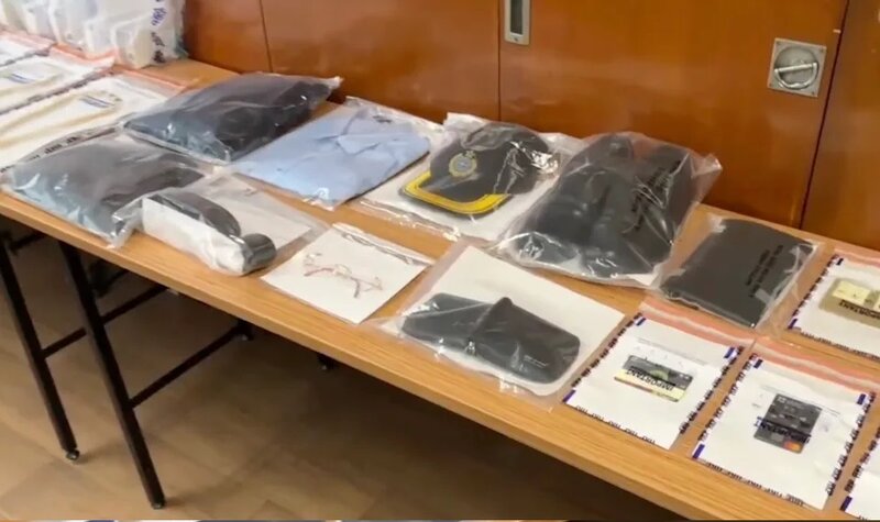 警方在酒店房內起回紀律部隊人員制服。.jpg