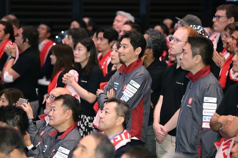 3 袴田武史與團隊成員一同在東京等待「Resilience」登陸器登月。.jpg