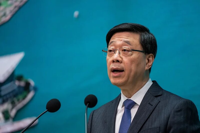 特首李家超接受《南華早報》專訪表示，本港企業交易時必須考慮國家利益，稱兩者並不牴觸。.jpg